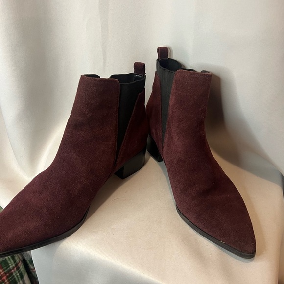 Marc Fisher Ignite Double Gore Red Purple Suede Pointed Toe Ankle Booties Size 8 - Picture 4 of 6